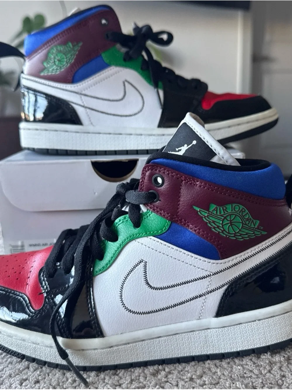 Nike Air Jordan 1 Mid - Red, Black & Green